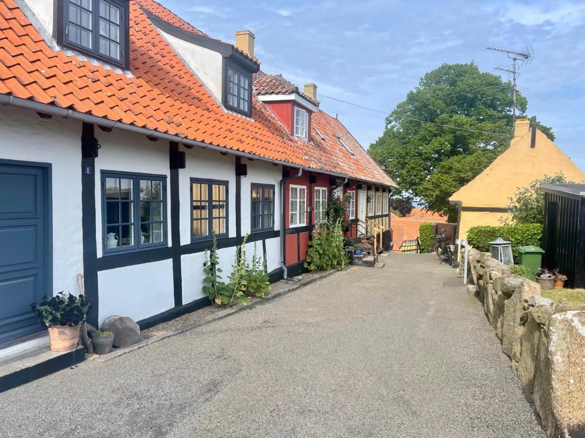 Nybygget Hus I Svaneke Taet Pa Klipper, Skov Og Hav Buitenkant foto
